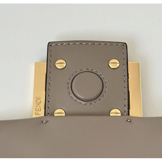 Replica Borsa Fendi Mamma Baguette Piccola Grigia Imitazioni Falso Replica Borsa Fendi Mamma Baguette Piccola Grigia Imitazioni Falso