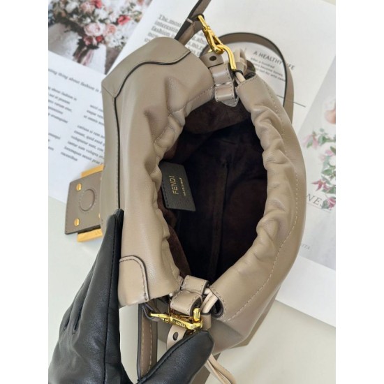 Replica Borsa Fendi Mamma Baguette Piccola Grigia Imitazioni Falso Replica Borsa Fendi Mamma Baguette Piccola Grigia Imitazioni Falso