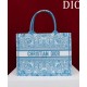 Replica Borsa Dior Book Tote media Dior M1286 ricamata con il motivo celeste D-Butterfly Paisley blu/bianco Imitazioni Falso Replica Borsa Dior Book Tote media Dior M1286 ricamata con il motivo celeste D-Butterfly Paisley blu/bianco Imitazioni Falso