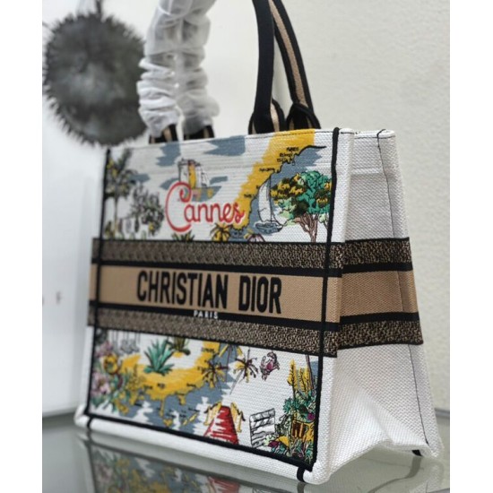 Replica Borsa media Christian Dior Book Tote senza tempo con paglia di rafia naturale e cotone ricamato Replica Borsa media Christian Dior Book Tote senza tempo con paglia di rafia naturale e cotone ricamato