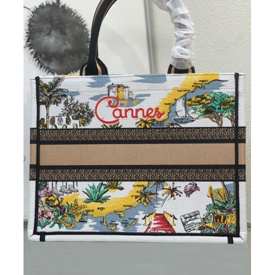Replica Borsa media Christian Dior Book Tote senza tempo con paglia di rafia naturale e cotone ricamato Replica Borsa media Christian Dior Book Tote senza tempo con paglia di rafia naturale e cotone ricamato