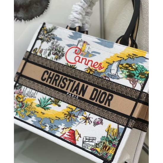 Replica Borsa media Christian Dior Book Tote senza tempo con paglia di rafia naturale e cotone ricamato Replica Borsa media Christian Dior Book Tote senza tempo con paglia di rafia naturale e cotone ricamato