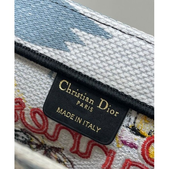 Replica Borsa media Christian Dior Book Tote senza tempo con paglia di rafia naturale e cotone ricamato Replica Borsa media Christian Dior Book Tote senza tempo con paglia di rafia naturale e cotone ricamato