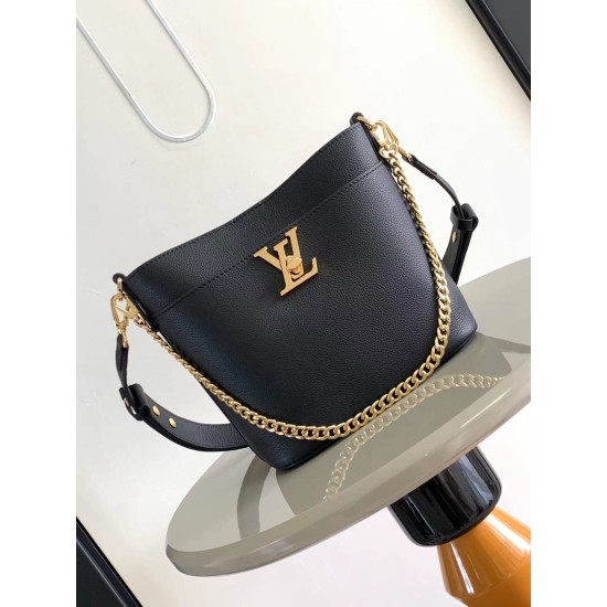 Replica Borsa Louis Vuitton Lock and Walk in pelle martellata nera M24006