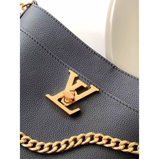 Replica Borsa Louis Vuitton Lock and Walk in pelle martellata nera M24006