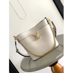 Replica Borsa Louis Vuitton Lock and Walk in pelle martellata marrone M24165