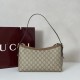 Replica Borsa a tracolla media Gucci GG Emblem 847449 Marrone Imitazioni Falso