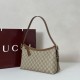 Replica Borsa a tracolla media Gucci GG Emblem 847449 Marrone Imitazioni Falso