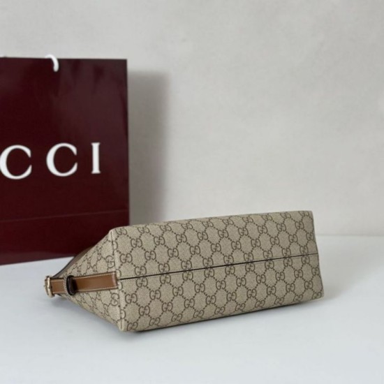 Replica Borsa a tracolla media Gucci GG Emblem 847449 Marrone Imitazioni Falso