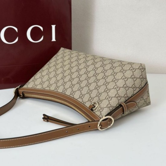 Replica Borsa a tracolla media Gucci GG Emblem 847449 Marrone Imitazioni Falso