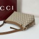 Replica Borsa a tracolla media Gucci GG Emblem 847449 Marrone Imitazioni Falso
