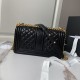 Replica Borsa Chanel Boy Flap Classic A67086 in pelle di vitello martellata con finiture in oro opaco nera Imitazioni Falso