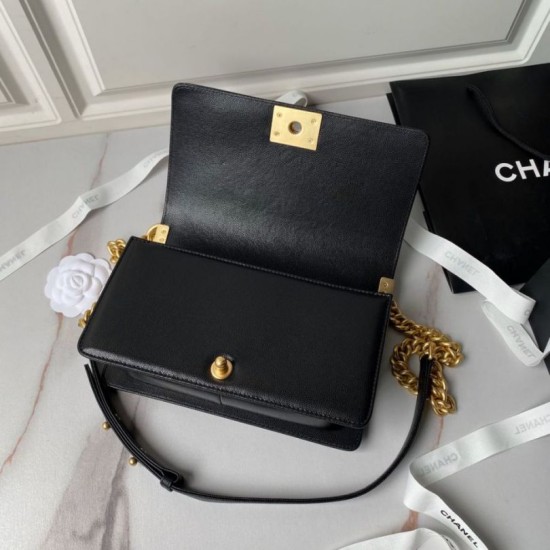 Replica Borsa Chanel Boy Flap Classic A67086 in pelle di vitello martellata con finiture in oro opaco nera Imitazioni Falso