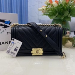 Replica Borsa Chanel Boy Flap Chevron A67086 Pelle di vitello granata hardware oro nera Imitazioni Falso