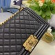 Replica Borsa Chanel Boy Flap Chevron A67086 Pelle di vitello granata hardware oro nera Imitazioni Falso