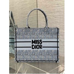 Borsa Dior Media Book Tote Bag Blu Miss Dior Allover Embroidery Replica originale di alta qualità Miglior Falso Borsa Dior Media Book Tote Bag Blu Miss Dior Allover Embroidery Economiche Premium