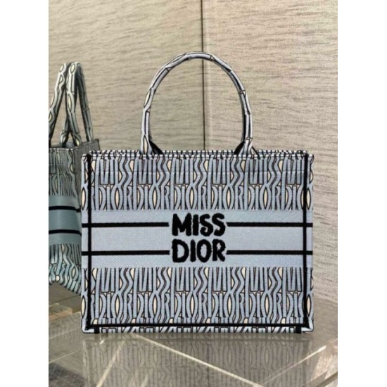 Borsa Dior Media Book Tote Bag Blu Miss Dior Allover Embroidery Replica originale di alta qualità Miglior Falso Borsa Dior Media Book Tote Bag Blu Miss Dior Allover Embroidery Economiche Premium