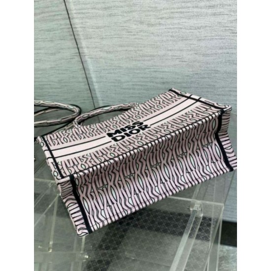Perfette Qualità Repliche Dior Medium Book Tote Bag Pink Miss Dior Allover Embroidery Imitazione Replica perfetta Dior Medium Book Tote Bag Pink Miss Dior Allover Embroidery Imitazione Outlet Online