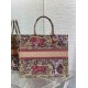 Migliore Repliche Borsa Dior grande Dioriviera Book Tote in rafia con ricamo Toile de Jouy Sauvage rosa Economiche Outlet Online