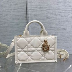 Miglior Falso Dior Mini Book Tote Bag con Tracolla Bianca Macrocannage Pelle di Vitello Economiche Premium