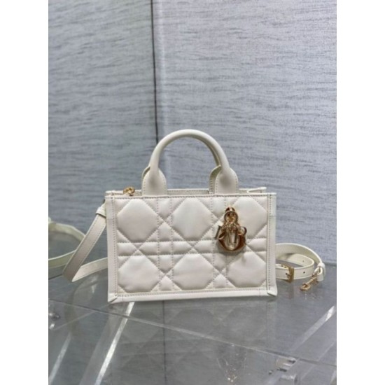 Miglior Falso Dior Mini Book Tote Bag con Tracolla Bianca Macrocannage Pelle di Vitello Economiche Premium