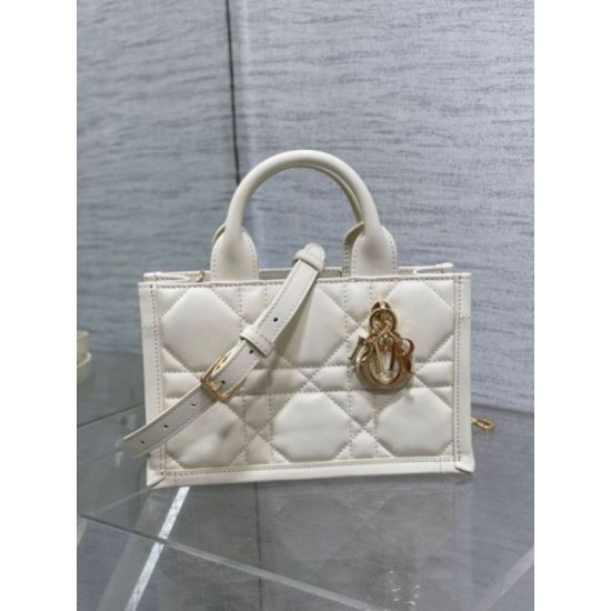 Miglior Falso Dior Mini Book Tote Bag con Tracolla Bianca Macrocannage Pelle di Vitello Economiche Premium