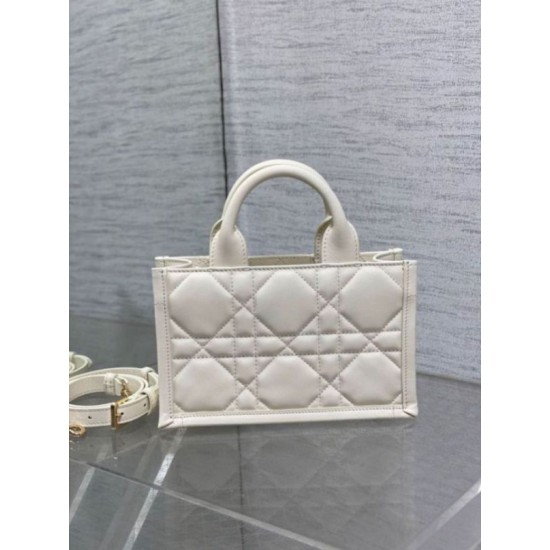 Miglior Falso Dior Mini Book Tote Bag con Tracolla Bianca Macrocannage Pelle di Vitello Economiche Premium