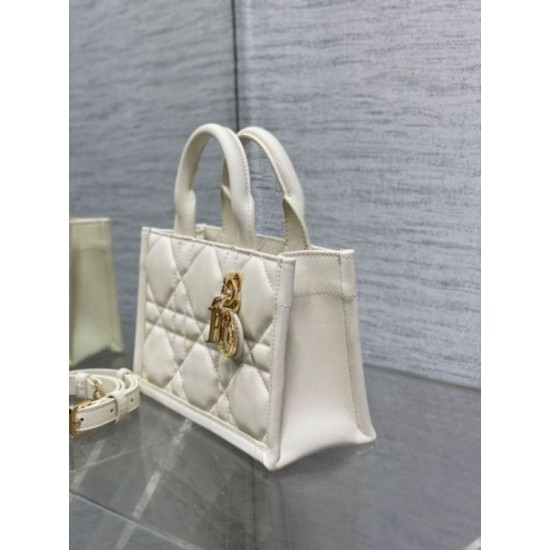 Miglior Falso Dior Mini Book Tote Bag con Tracolla Bianca Macrocannage Pelle di Vitello Economiche Premium