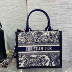Replica perfetta Dior Small Book Tote Bag con tracolla Toile de Jouy Sauvage Embroidery con pelle di vitello blu Imitazione Outlet Online