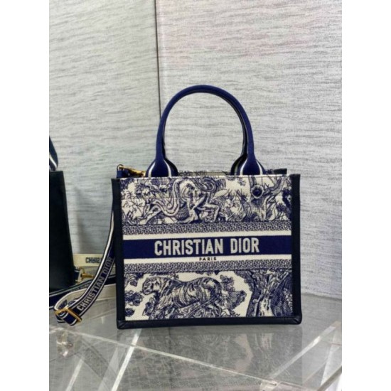 Replica perfetta Dior Small Book Tote Bag con tracolla Toile de Jouy Sauvage Embroidery con pelle di vitello blu Imitazione Outlet Online