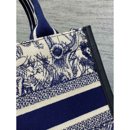 Replica perfetta Dior Small Book Tote Bag con tracolla Toile de Jouy Sauvage Embroidery con pelle di vitello blu Imitazione Outlet Online