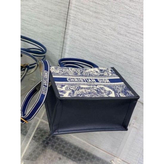 Replica perfetta Dior Small Book Tote Bag con tracolla Toile de Jouy Sauvage Embroidery con pelle di vitello blu Imitazione Outlet Online