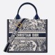 Replica perfetta Dior Small Book Tote Bag con tracolla Toile de Jouy Sauvage Embroidery con pelle di vitello blu Imitazione Outlet Online