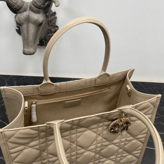 Dior Medium Book Tote Bag con tracolla Beige Macrocannage Replica originale di alta qualità Replica perfetta Dior Medium Book Tote Bag con tracolla Beige Macrocannage Imitazione Outlet Online