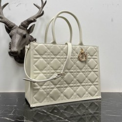 Repliche Borsa tote Dior media a libro con tracolla Pelle di vitello macrocannage bianca Imitazioni Premium Miglior Falso Borsa tote Dior media a libro con tracolla Pelle di vitello macrocannage bianca Economiche Premium
