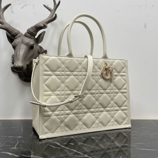 Miglior Falso Borsa tote Dior media a libro con tracolla Pelle di vitello macrocannage bianca Economiche Premium