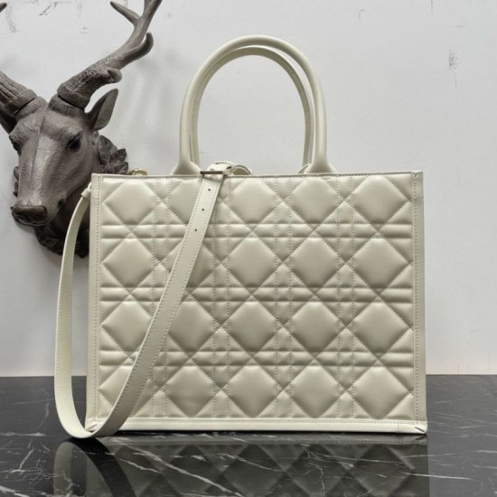 Miglior Falso Borsa tote Dior media a libro con tracolla Pelle di vitello macrocannage bianca Economiche Premium