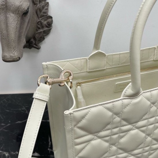 Miglior Falso Borsa tote Dior media a libro con tracolla Pelle di vitello macrocannage bianca Economiche Premium