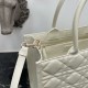 Miglior Falso Borsa tote Dior media a libro con tracolla Pelle di vitello macrocannage bianca Economiche Premium