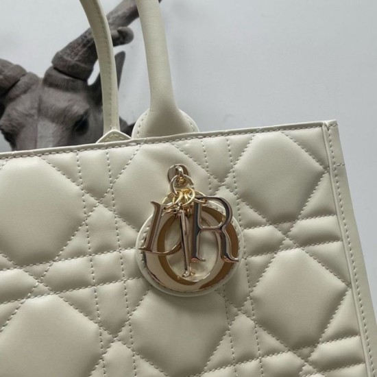 Miglior Falso Borsa tote Dior media a libro con tracolla Pelle di vitello macrocannage bianca Economiche Premium