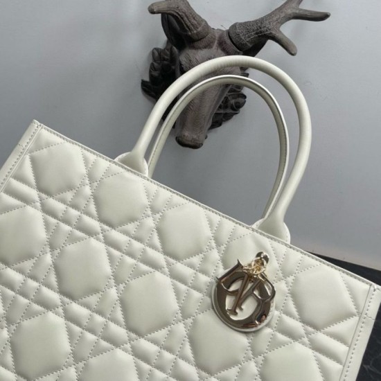 Miglior Falso Borsa tote Dior media a libro con tracolla Pelle di vitello macrocannage bianca Economiche Premium