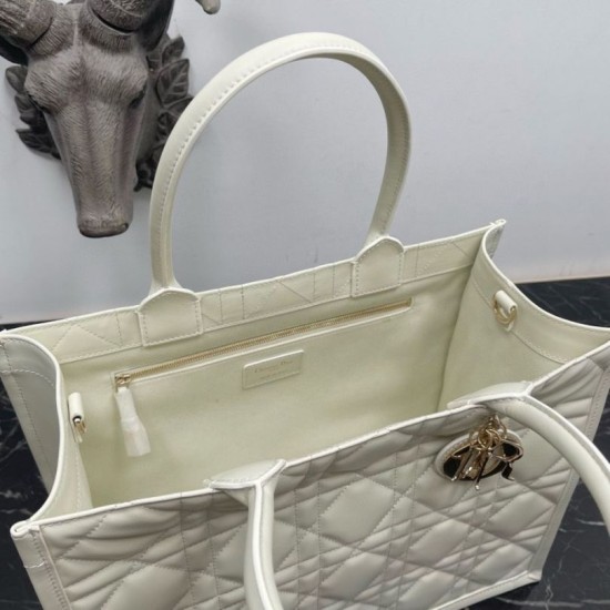 Miglior Falso Borsa tote Dior media a libro con tracolla Pelle di vitello macrocannage bianca Economiche Premium