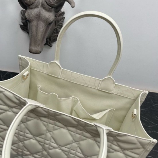 Miglior Falso Borsa tote Dior media a libro con tracolla Pelle di vitello macrocannage bianca Economiche Premium