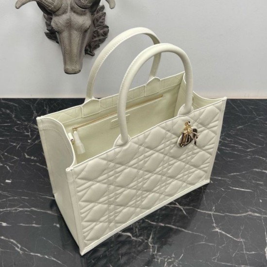 Miglior Falso Borsa tote Dior media a libro con tracolla Pelle di vitello macrocannage bianca Economiche Premium