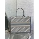 Migliore Repliche Dior Medium Book Tote Bag con tracolla Oblique Embroidery e pelle di vitello grigia Economiche Outlet Online