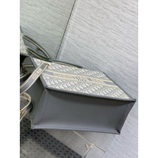 Migliore Repliche Dior Medium Book Tote Bag con tracolla Oblique Embroidery e pelle di vitello grigia Economiche Outlet Online