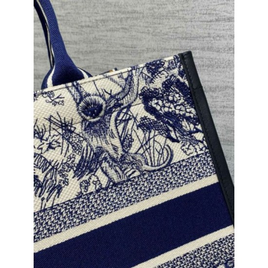 Perfette Qualità Repliche Dior Media Book Tote Bag con Tracolla Blu Ricamo Toile de Jouy Sauvage Imitazione