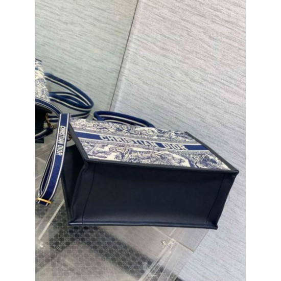 Perfette Qualità Repliche Dior Media Book Tote Bag con Tracolla Blu Ricamo Toile de Jouy Sauvage Imitazione