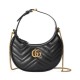 Miglior Falso Gucci GG Marmont Una mini borsa a forma di mezzaluna Nera Economiche Premium