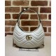 Migliore Repliche Gucci GG Marmont Una mini borsa a forma di mezzaluna Bianca Economiche Outlet Online